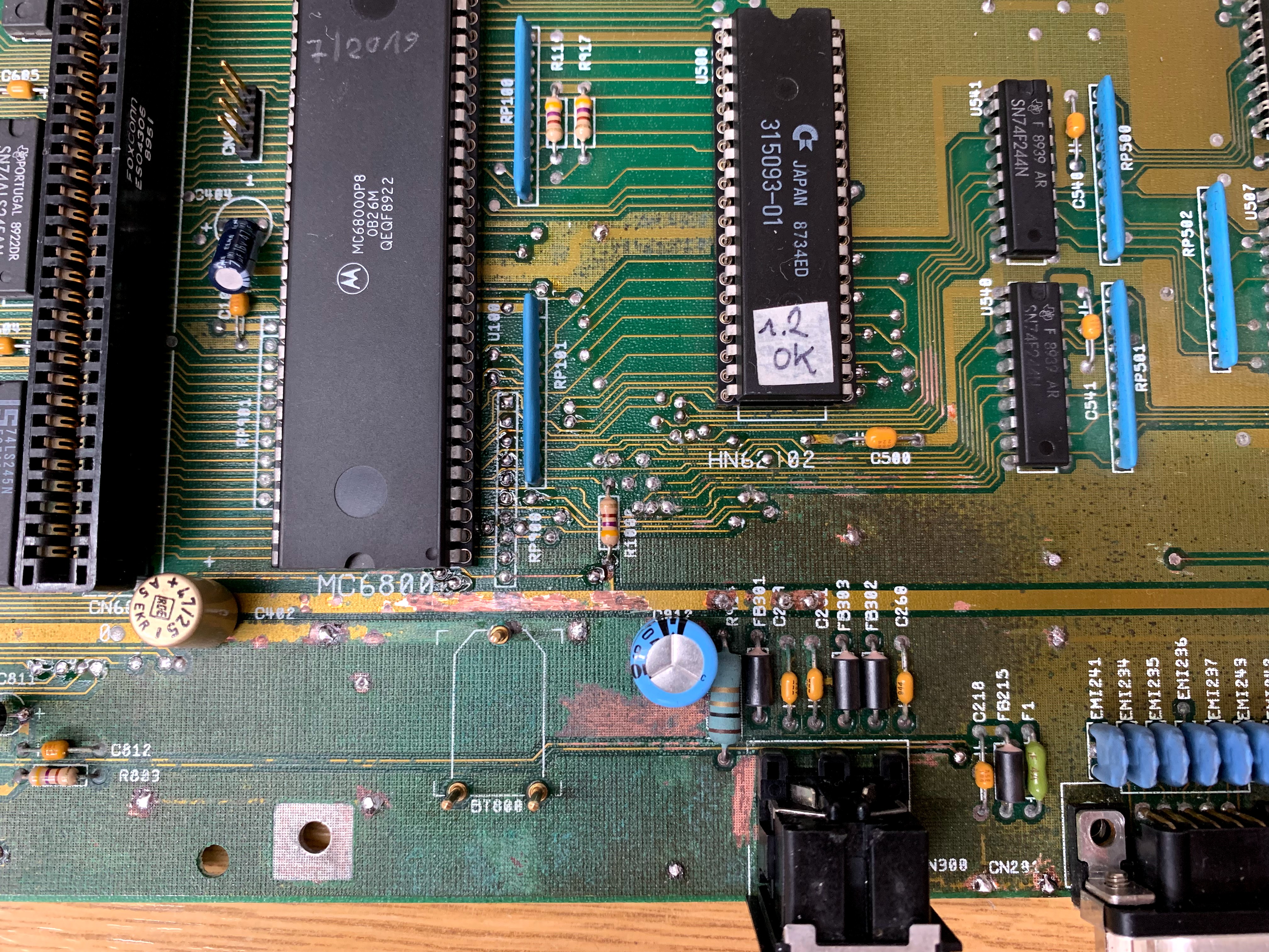 Amiga REV6 2 front middle topside accu.jpg